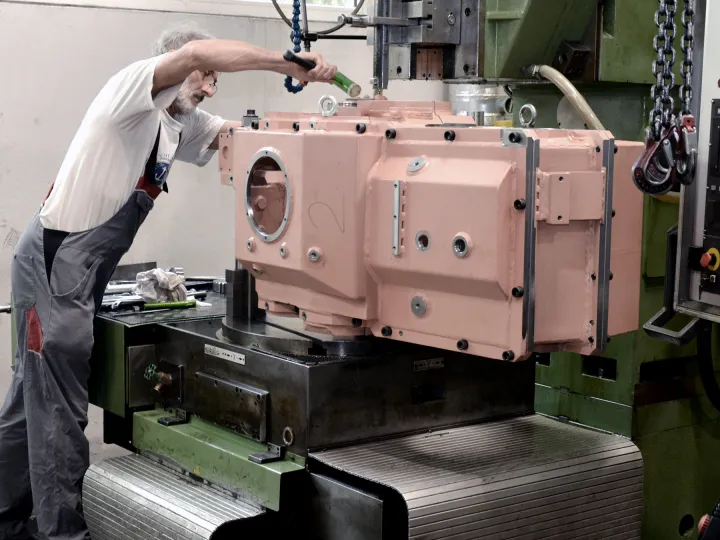 Produktion mit der CNC-Stoßmaschine bei Leitner FLW