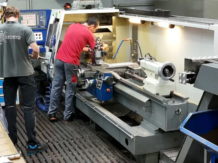 NC-Drehmaschine Weiler-E50 mit Mitarbeiter von Leitner FLW