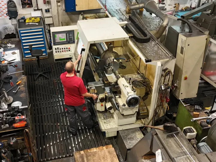 NC-Drehmaschine in der Produktion bei LeitnerFLW
