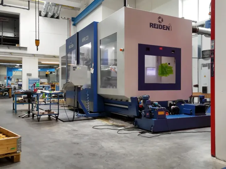 Reiden-BFR-23 Metallfräsmaschine in der Produktionshalle von Leitner FLW