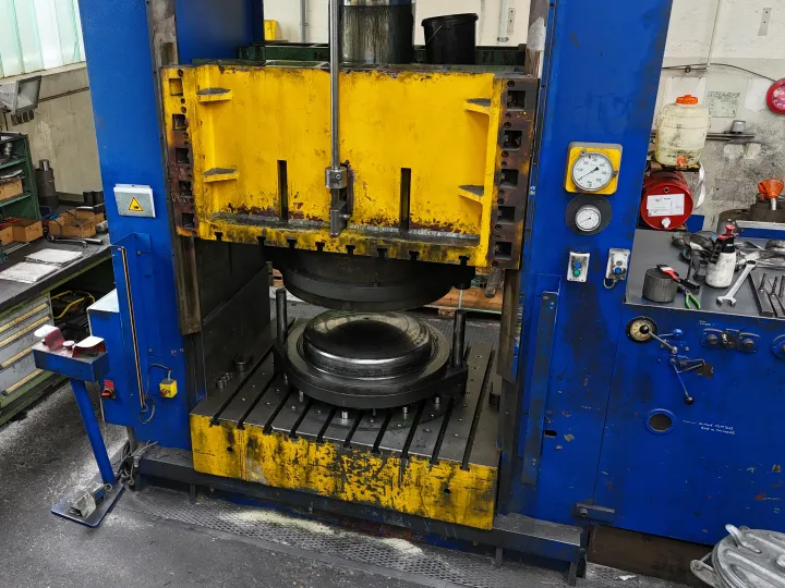 Hydraulische Presse mit 400 Tonnen Presskraft bei Leitner FLW