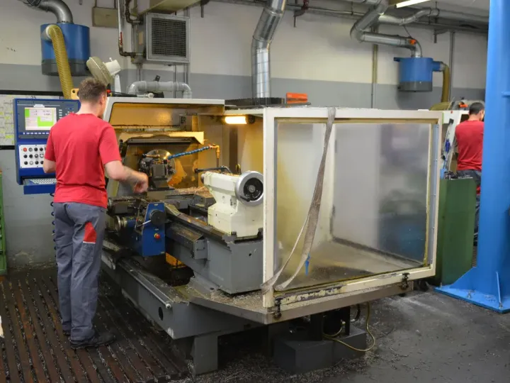 CNC-Drehmaschine bei FLW Leitner in aktion