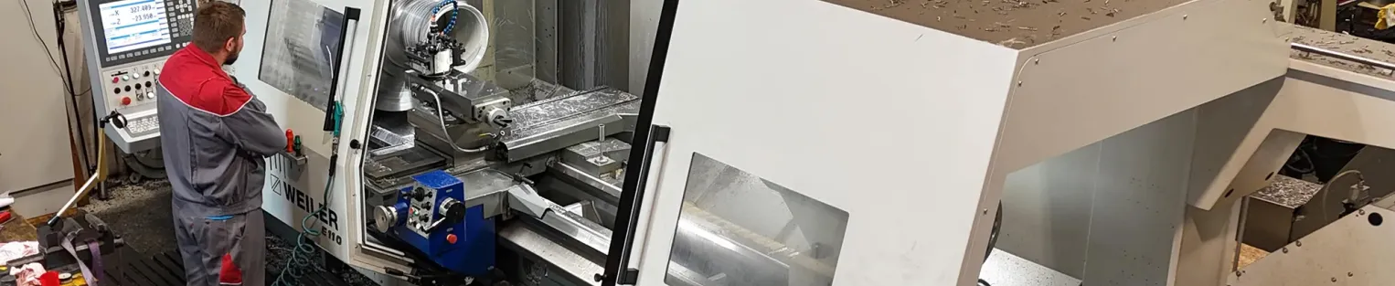 E110 Produktions-Drehmaschine in der Produktionshalle von FLW Leitner.