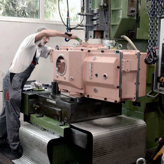 Produktion mit der CNC-Stoßmaschine bei Leitner FLW